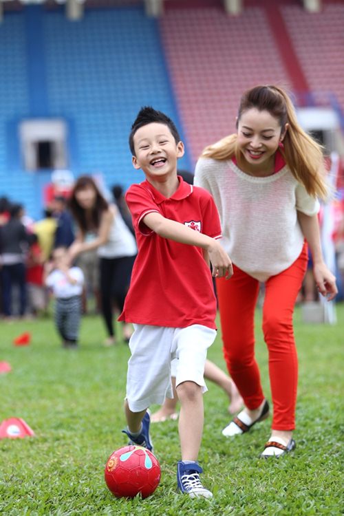 Bảo Nam cười tít mắt bên mẹ Jennifer Phạm - 13