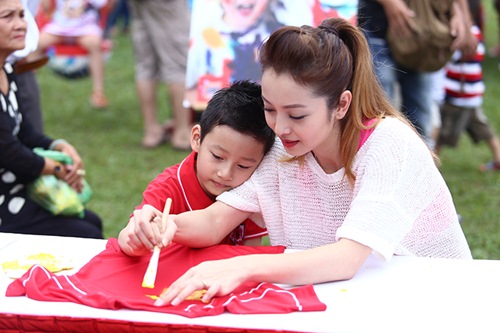 Bảo Nam cười tít mắt bên mẹ Jennifer Phạm - 14