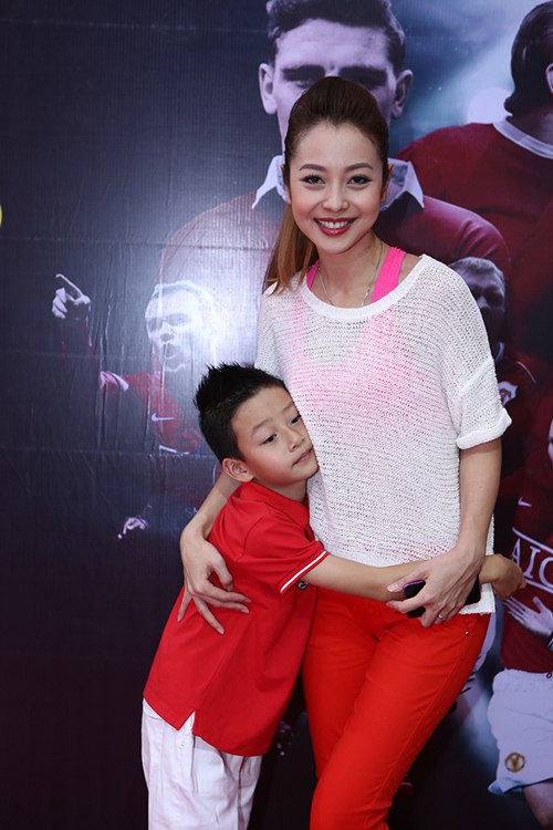 Bảo Nam cười tít mắt bên mẹ Jennifer Phạm - 2