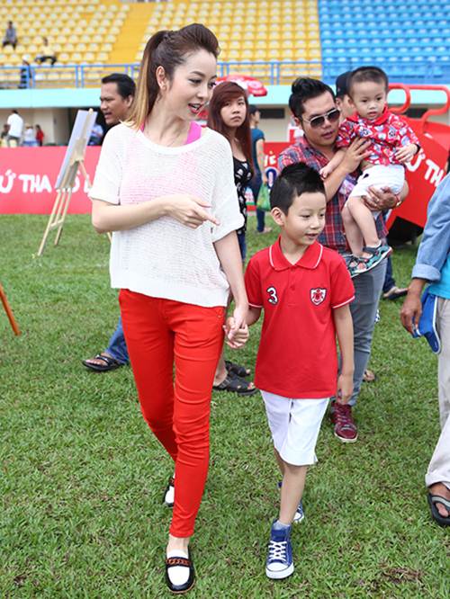 Bảo Nam cười tít mắt bên mẹ Jennifer Phạm - 3