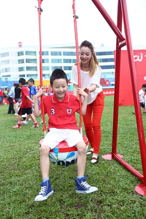 Bảo Nam cười tít mắt bên mẹ Jennifer Phạm - 4