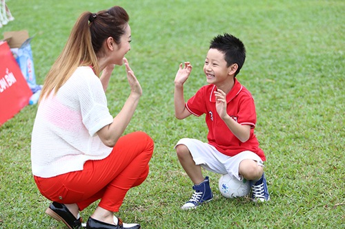 Bảo Nam cười tít mắt bên mẹ Jennifer Phạm - 8