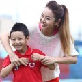 Làng sao - Bảo Nam cười tít mắt bên mẹ Jennifer Phạm