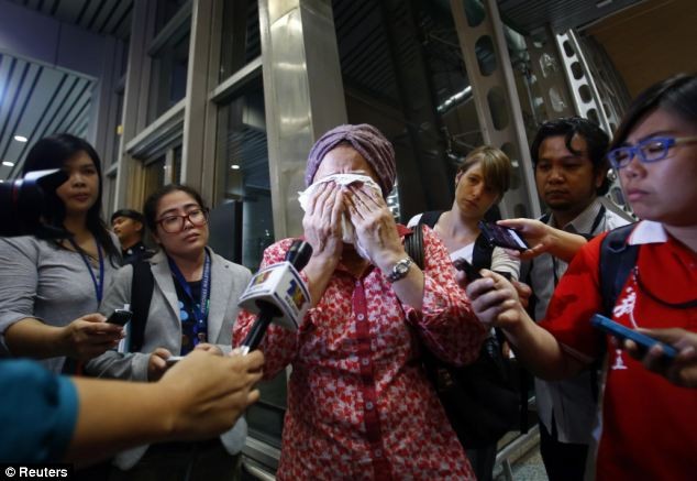 Gia đình ngóng chờ thi thể nạn nhân MH17 - 1