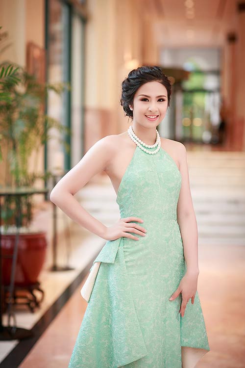 HH Ngọc Hân khoe lưng ong cuốn hút - 1