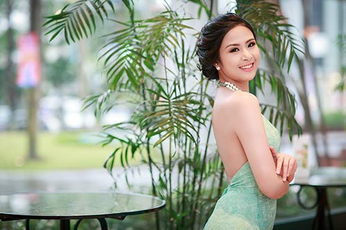 HH Ngọc Hân khoe lưng ong cuốn hút - 8