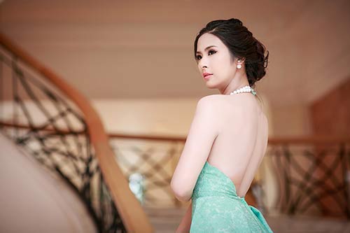 HH Ngọc Hân khoe lưng ong cuốn hút - 9