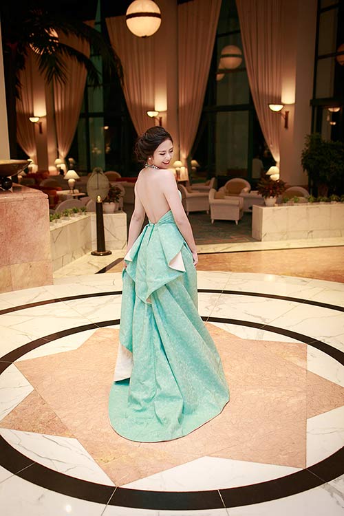 HH Ngọc Hân khoe lưng ong cuốn hút - 4