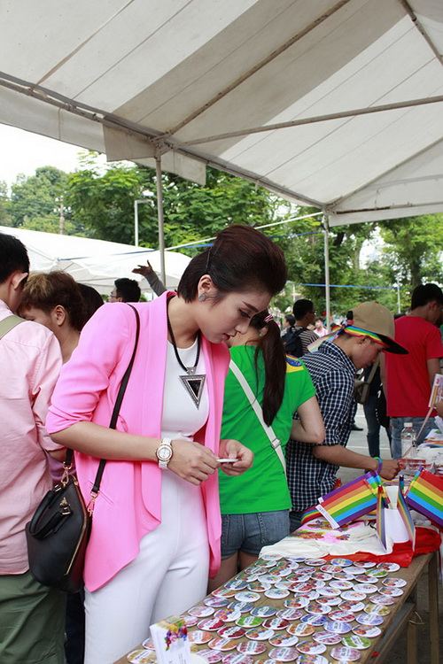 Anh Thúy quot;quậy tưngquot; ủng hộ người đồng tính - 14