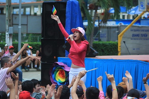 Anh Thúy quot;quậy tưngquot; ủng hộ người đồng tính - 4