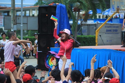 Anh Thúy quot;quậy tưngquot; ủng hộ người đồng tính - 5