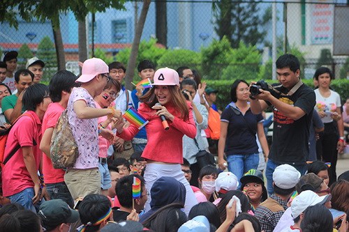 Anh Thúy quot;quậy tưngquot; ủng hộ người đồng tính - 6