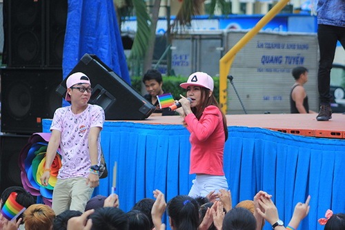 Anh Thúy quot;quậy tưngquot; ủng hộ người đồng tính - 7