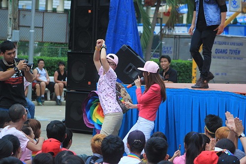 Anh Thúy quot;quậy tưngquot; ủng hộ người đồng tính - 8