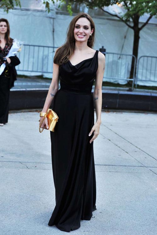 Angelina Jolie- Nữ hoàng váy đen - 14