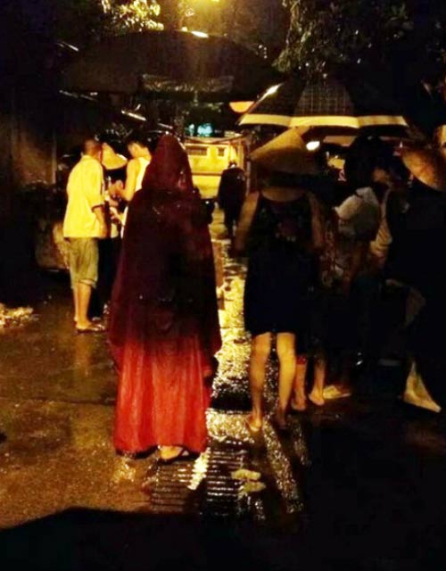 Hà Nội: Thai nhi bị vứt trên bãi rác giữa trời mưa - 1