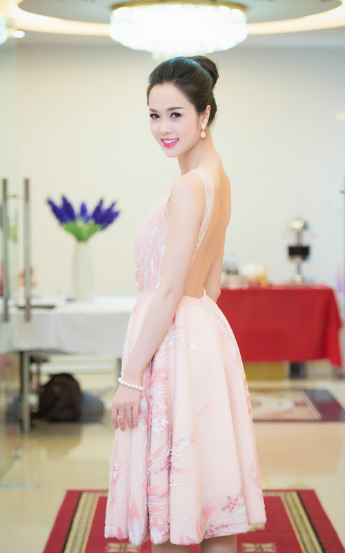 Top 5 HHVN Ngọc Anh gợi cảm với lưng trần - 1