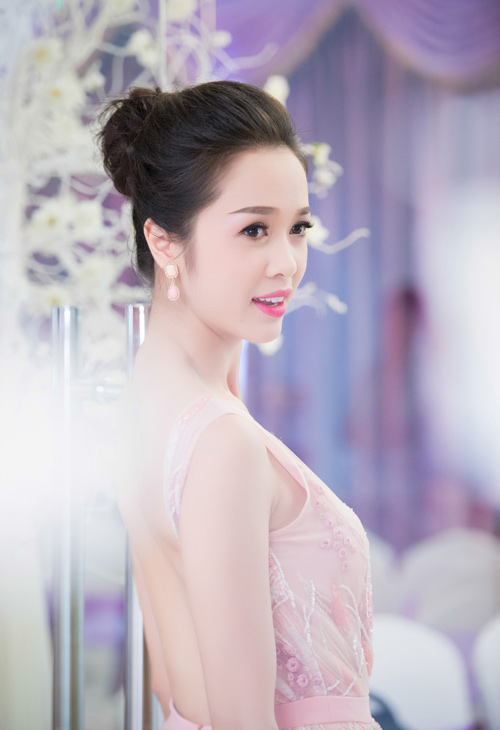 Top 5 HHVN Ngọc Anh gợi cảm với lưng trần - 4