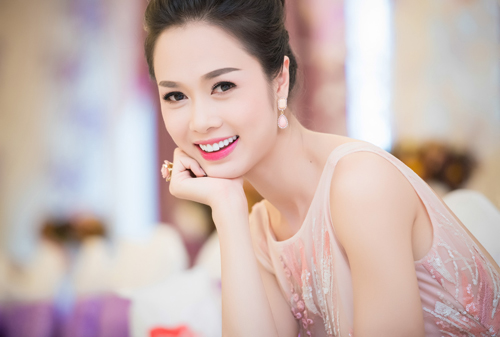 Top 5 HHVN Ngọc Anh gợi cảm với lưng trần - 9