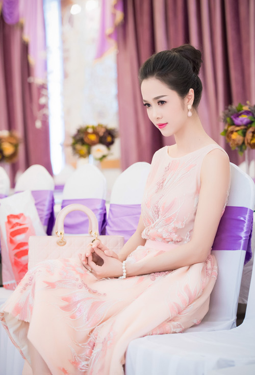 Top 5 HHVN Ngọc Anh gợi cảm với lưng trần - 10