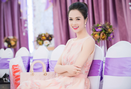 Top 5 HHVN Ngọc Anh gợi cảm với lưng trần - 11
