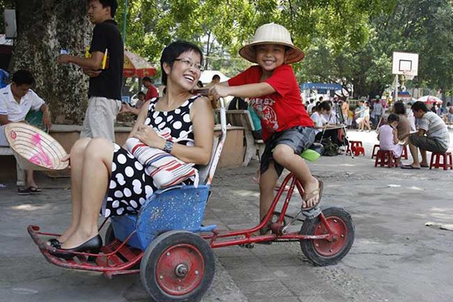 Nhiều người vẫn khen mẹ “nhon”, chỉ có con là chê mẹ khi thì béo, khi thì “béo ngậy”, khi thì “thế là béo lắm rồi!”, khiến mẹ thoáng mất tự tin. Nhưng nghe con kết luận: “Béo thế, nên con nhìn chỉ muốn cắn vào má của mẹ!”, thì mẹ biết đấy chỉ là lời trêu. Dù luôn thích gần mẹ và thường có cử chỉ âu yếm nhưng con đã biết xấu hổ khi bị mẹ hôn ở chốn đông người. Con đã chín tuổi rồi! Đồng ý với con, mẹ sẽ nhịn “thơm” ở ngoài đường nhưng về nhà mẹ sẽ “thơm” bù. Những đêm mẹ mệt mỏi, đi ngủ sớm, con hôn lén mẹ, mà hôn đến ba cái giống như mật mã hai mẹ con mình từng giao ước. Mẹ biết nhưng nằm im tận hưởng.
