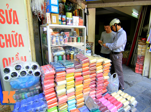 Dạo chợ phụ kiện giá rẻ trên phố Hàng Bồ - 2