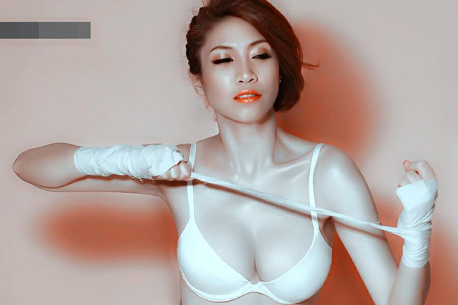 Biết được lợi thế của mình, Pha Lê thường chụp những bộ hình gợi cảm với bikini...
