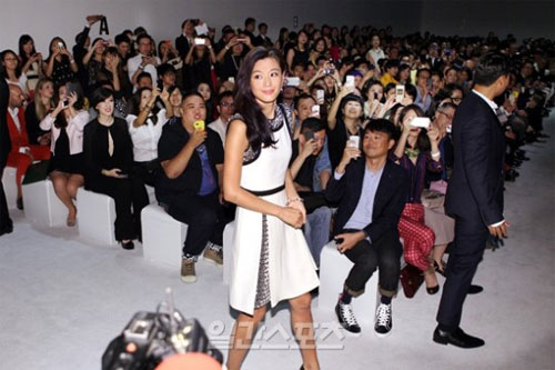 Jeon Ji Hyun tăng gấp 3 lần vệ sĩ bảo vệ ở Đài Loan - 6