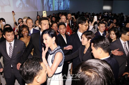 Jeon Ji Hyun tăng gấp 3 lần vệ sĩ bảo vệ ở Đài Loan - 8