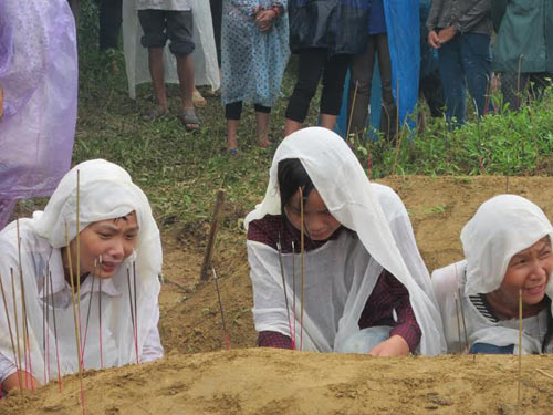 Chém chết mẹ đẻ và vợ: Nghi can có dấu hiệu tâm thần - 2