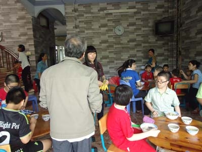 Bàng hoàng những bảo mẫu dạy trẻ tự kỷ bằng bạo lực - 1