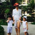 Làng sao - Hồng Nhung trẻ trung đưa hai con đi tắm biển