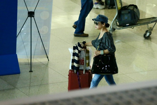 Vợ chồng Khánh Ly gây chú ý ở sân bay - 1