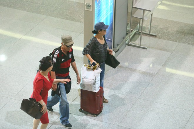 Vợ chồng Khánh Ly gây chú ý ở sân bay - 10