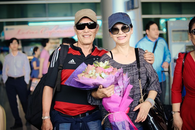 Vợ chồng Khánh Ly gây chú ý ở sân bay - 13