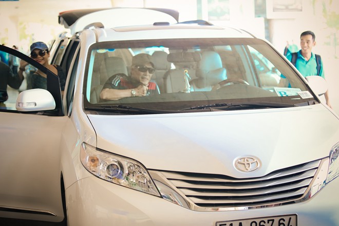 Vợ chồng Khánh Ly gây chú ý ở sân bay - 14