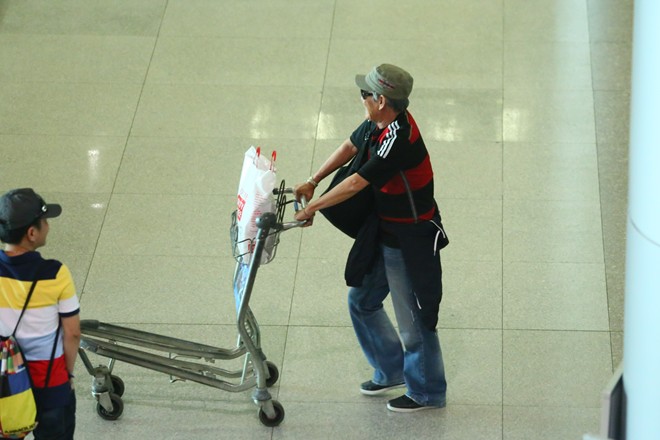 Vợ chồng Khánh Ly gây chú ý ở sân bay - 3