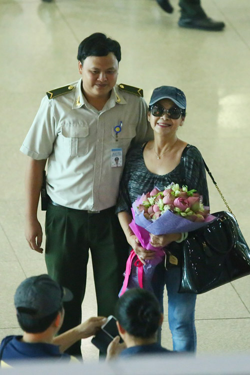 Vợ chồng Khánh Ly gây chú ý ở sân bay - 4