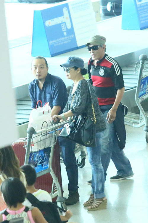 Vợ chồng Khánh Ly gây chú ý ở sân bay - 6