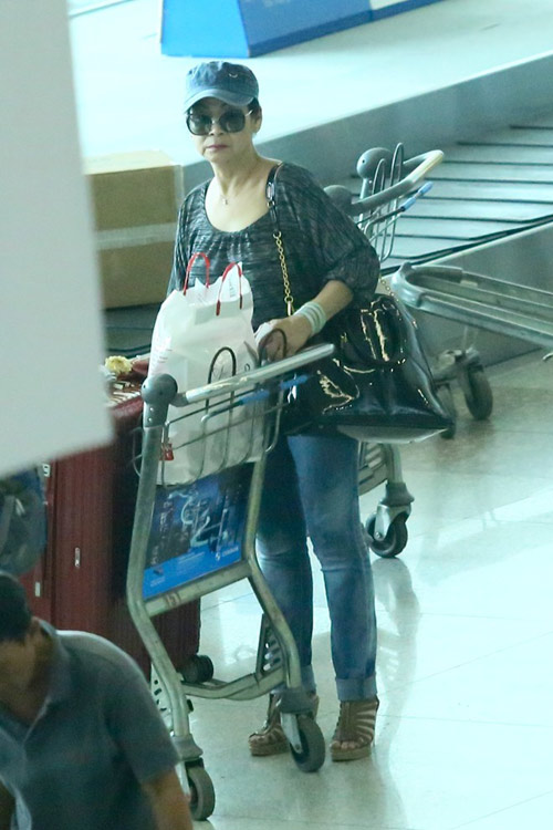 Vợ chồng Khánh Ly gây chú ý ở sân bay - 7