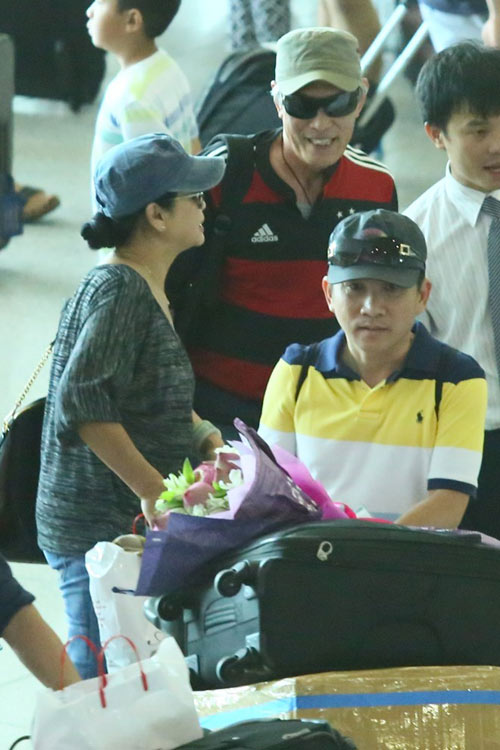 Vợ chồng Khánh Ly gây chú ý ở sân bay - 8