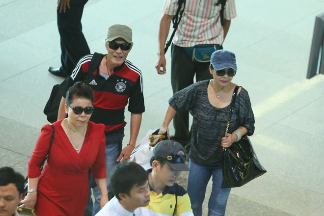 Vợ chồng Khánh Ly gây chú ý ở sân bay - 9