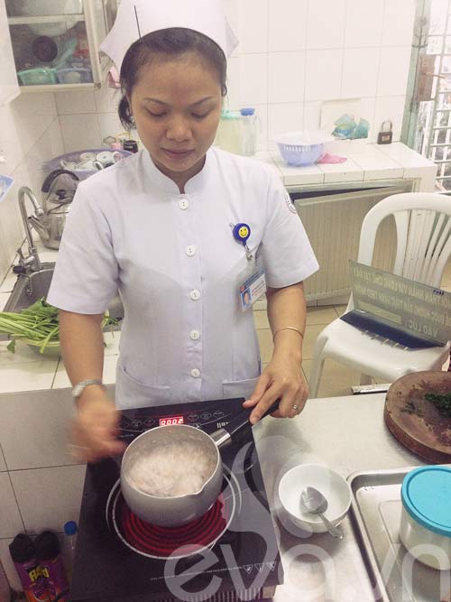 Cận cảnh lớp học nấu ăn dặm ở BV Nhi đồng I - 11