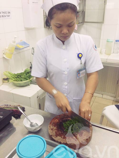 Cận cảnh lớp học nấu ăn dặm ở BV Nhi đồng I - 9