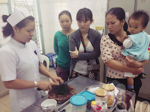Cận cảnh lớp học nấu ăn dặm ở BV Nhi đồng I - 8