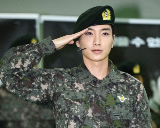 Fan đội mưa chờ Lee Teuk xuất ngũ - 1