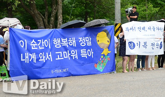 Fan đội mưa chờ Lee Teuk xuất ngũ - 5