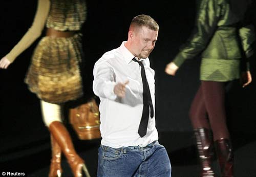 Alexander McQueen từng miệt thị Victoria Beckham - 1