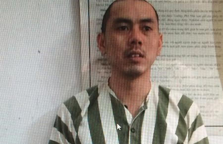 Kề dao vào cổ đòi giết mẹ nếu không đưa tiền - 1